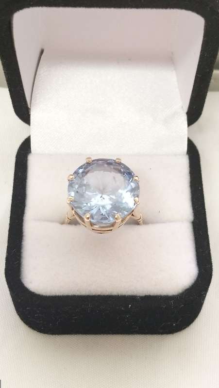 Vintage 9ct gold ring with blue stone